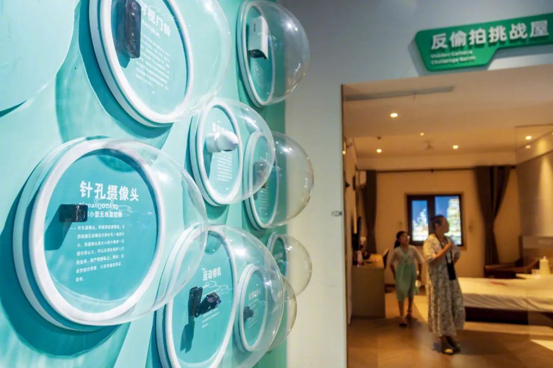 这个省要求酒店确保“零偷拍”,可能吗?缩略图 河南郑州网络安全科技馆内的“反偷拍挑战屋”,人们在模拟的酒店内寻找针孔摄像头。图/视觉中国